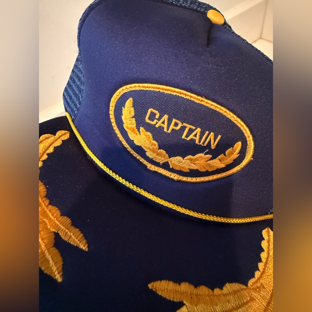 VINTAGE 1980’s!! new condition!!!! Navy and gold captain trucker mesh back cap - Picture 6 of 6
